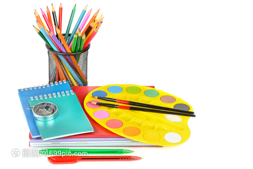 簡約高效 打造以白色背景與文具為核心的教育工作空間